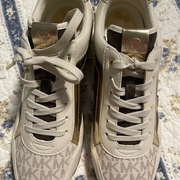NIB $225 MICHAEL KORS Maddy Two-Tone VANIL/BRWN Logo and Mesh Trainer 10M - Picture 4 of 6